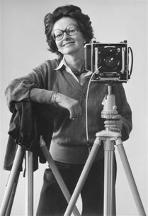Elfriede Mejchar mit Linhof-Kamera u. Stativ im Bundesdenkmalamt_Ende 1970er_Jahre_Foto Inge Kirchhof
