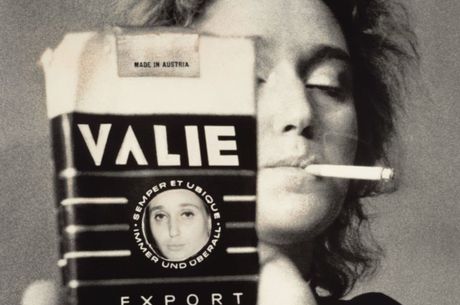 VALIE_EXPORT-SMART_EXPORT_Selbstportrait_1970_Foto_Gertraud_Wolfschwenger_(c)_Bildrecht_Wien