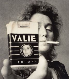 VALIE_EXPORT-SMART_EXPORT_Selbstportrait_1970_Foto_Gertraud_Wolfschwenger_(c)_Bildrecht_Wien